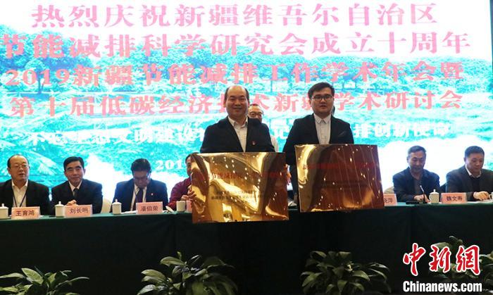 25日，新疆節(jié)能減排化工重點(diǎn)實(shí)驗(yàn)室正式授牌?！⊥跣≤?攝