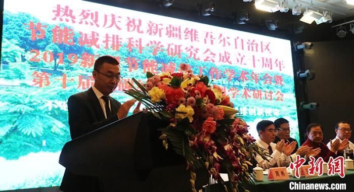 新疆節(jié)能減排科學(xué)研究會(huì)研究員、環(huán)保節(jié)能科學(xué)研究院院長(zhǎng)周彬介紹節(jié)能減排化工重點(diǎn)實(shí)驗(yàn)室?！⊥跣≤?攝