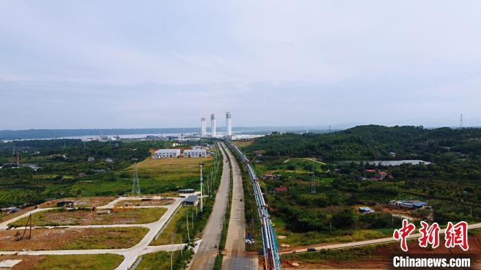 湖北宜昌姚家港化工園在建的三寧化工60萬噸乙二醇項目全景。<a target='_blank' href='http://www.chinanews.com/'>中新社</a>記者董曉斌攝