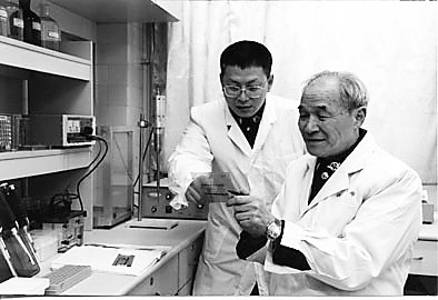 ②2000年,陳宜張與研究生邱儉討論實(shí)驗(yàn)結(jié)果.